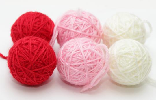 DEKOR CÉRNA POMPOM X6